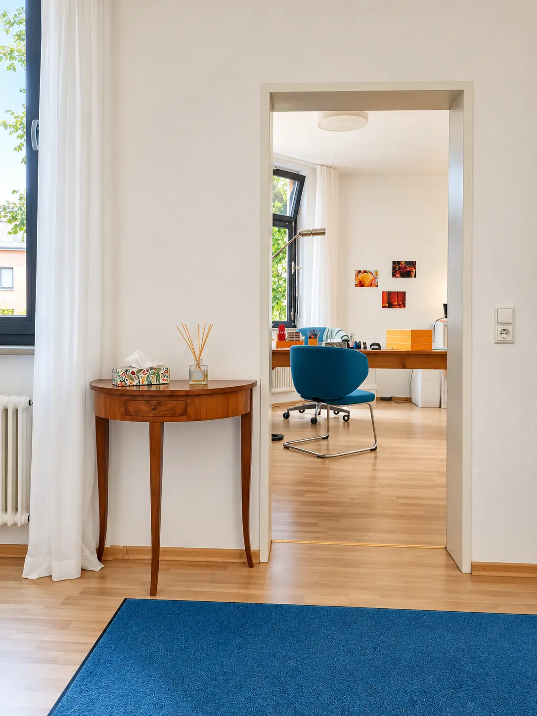 Blick durch die offene Tür in den Therapieraum